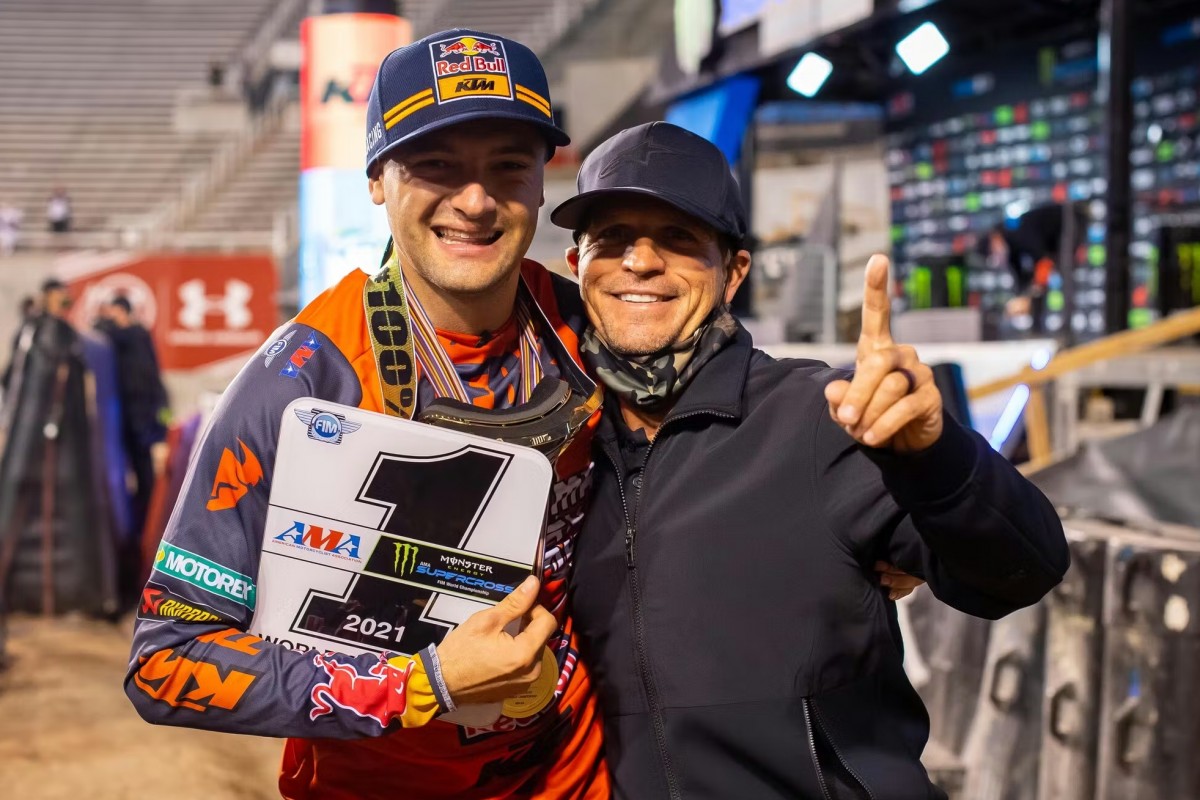 Тренер Red Bull KTM Алдон Бейкер и чемпион AMA Supercross Купер Уэбб
