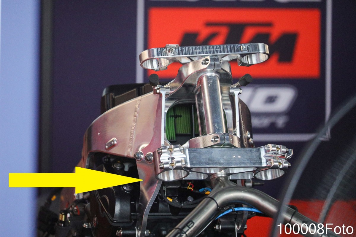 Дополнительный элемент жесткости шасси Kalex заводской команды Red Bull KTM Ajo Moto2