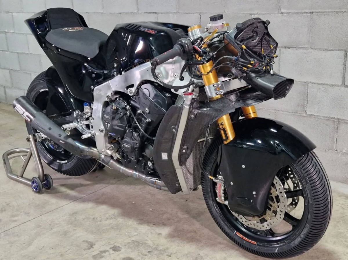 А вот так он выглядит без пластика и армирующего кожуха