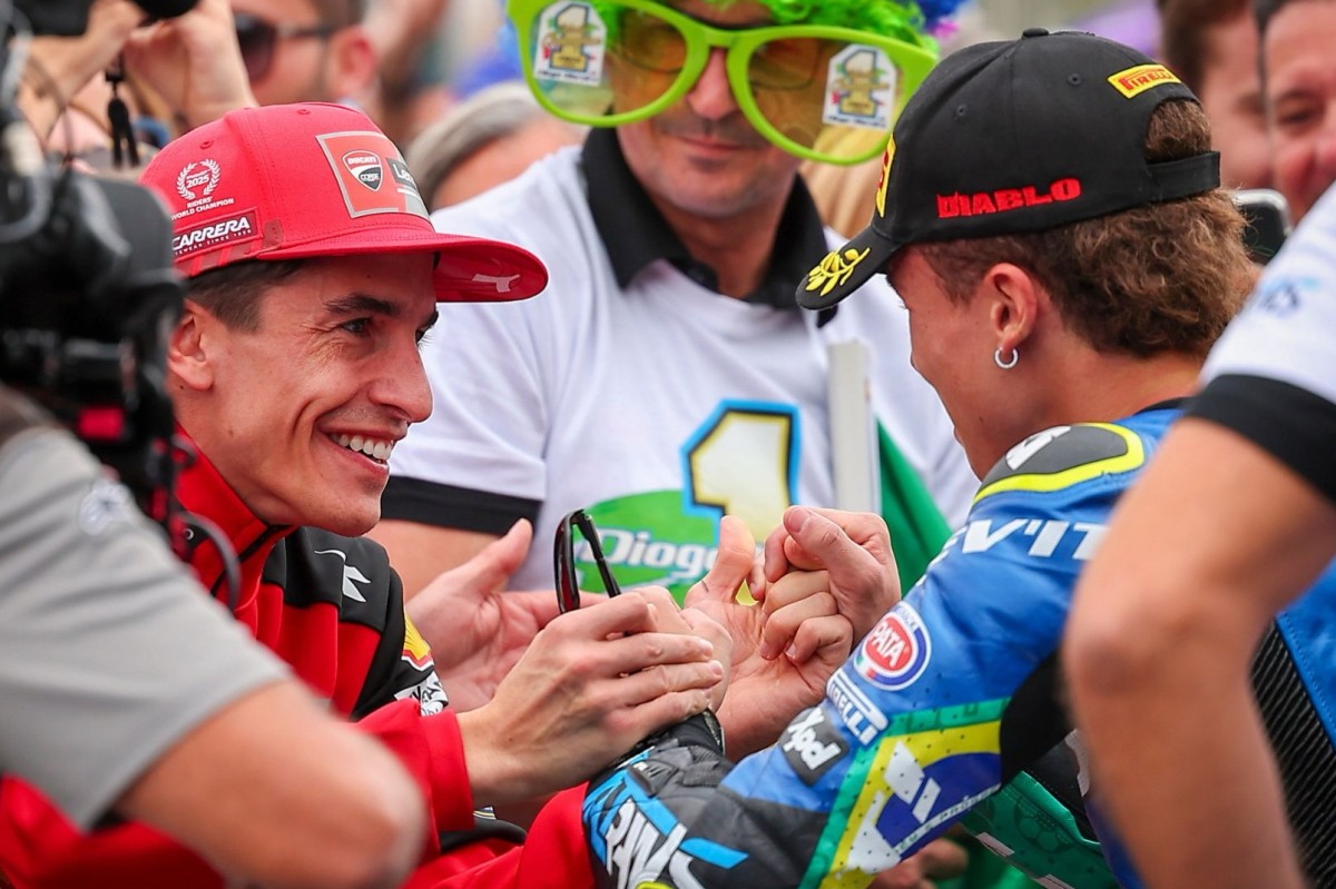 Диого Морейра принимает поздравления Марка Маркеса