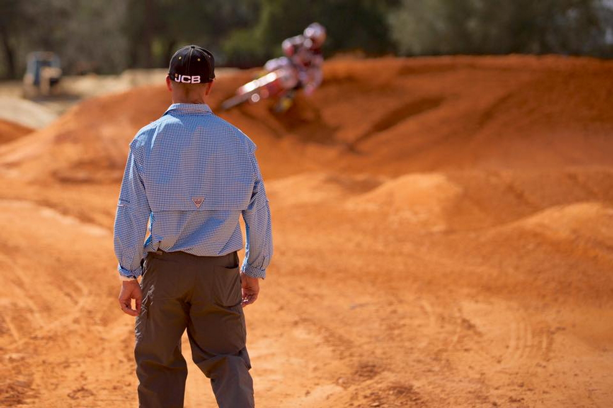 Тренер Red Bull KTM Алдон Бейкер наблюдает за подопечным кроссменом