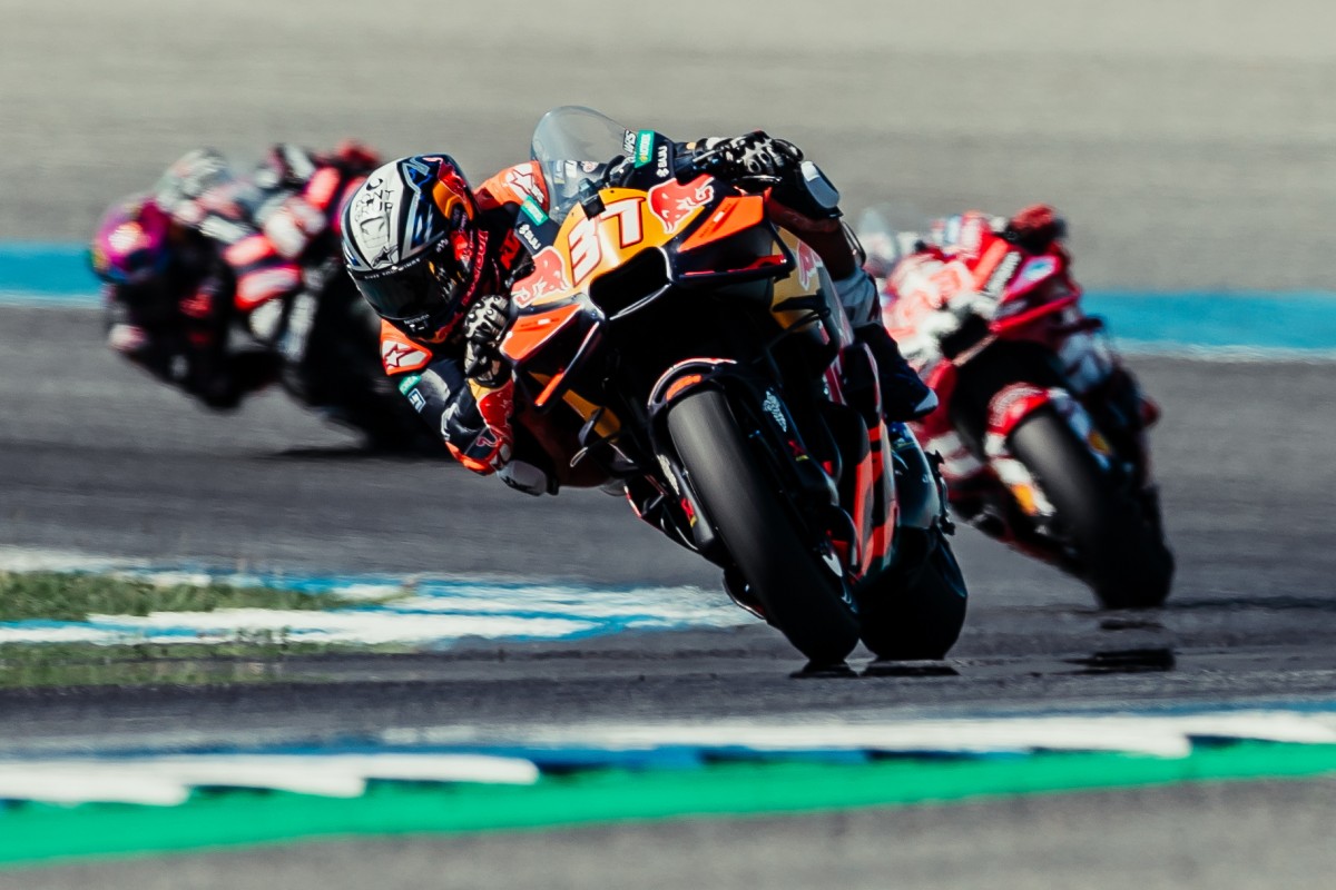 Педро Акоста ведет схватку с Марком Маркесом на Гран-При Таиланда