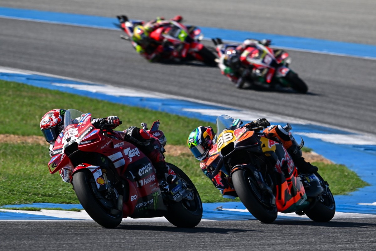 Брад Биндер прессует Пекко Баньяю из Ducati Lenovo Team