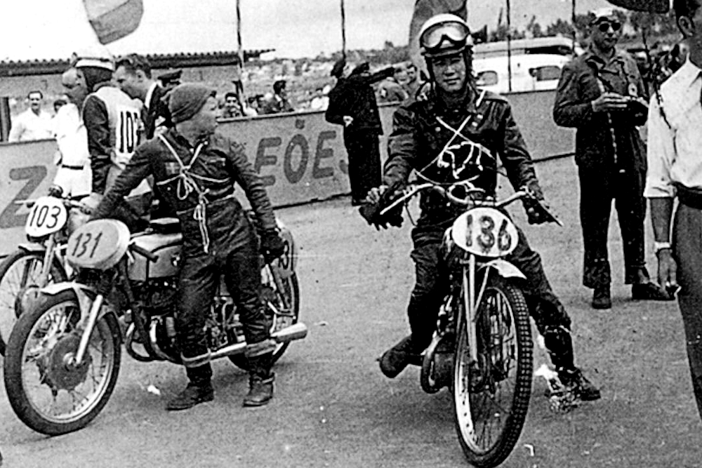 Микио Омура на Honda R125