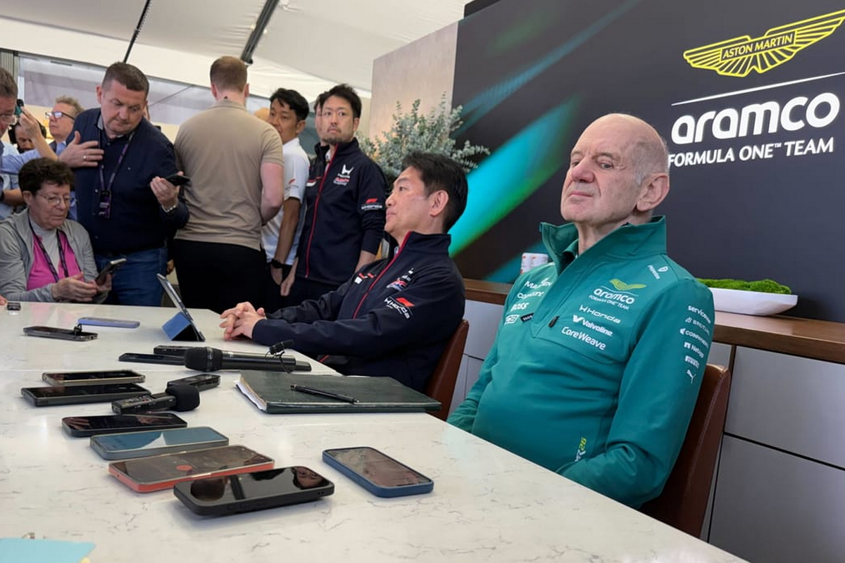 Каменные лица боссов Aston Martin F1 и HRC на пресс-конференции после Гран-При Австралии