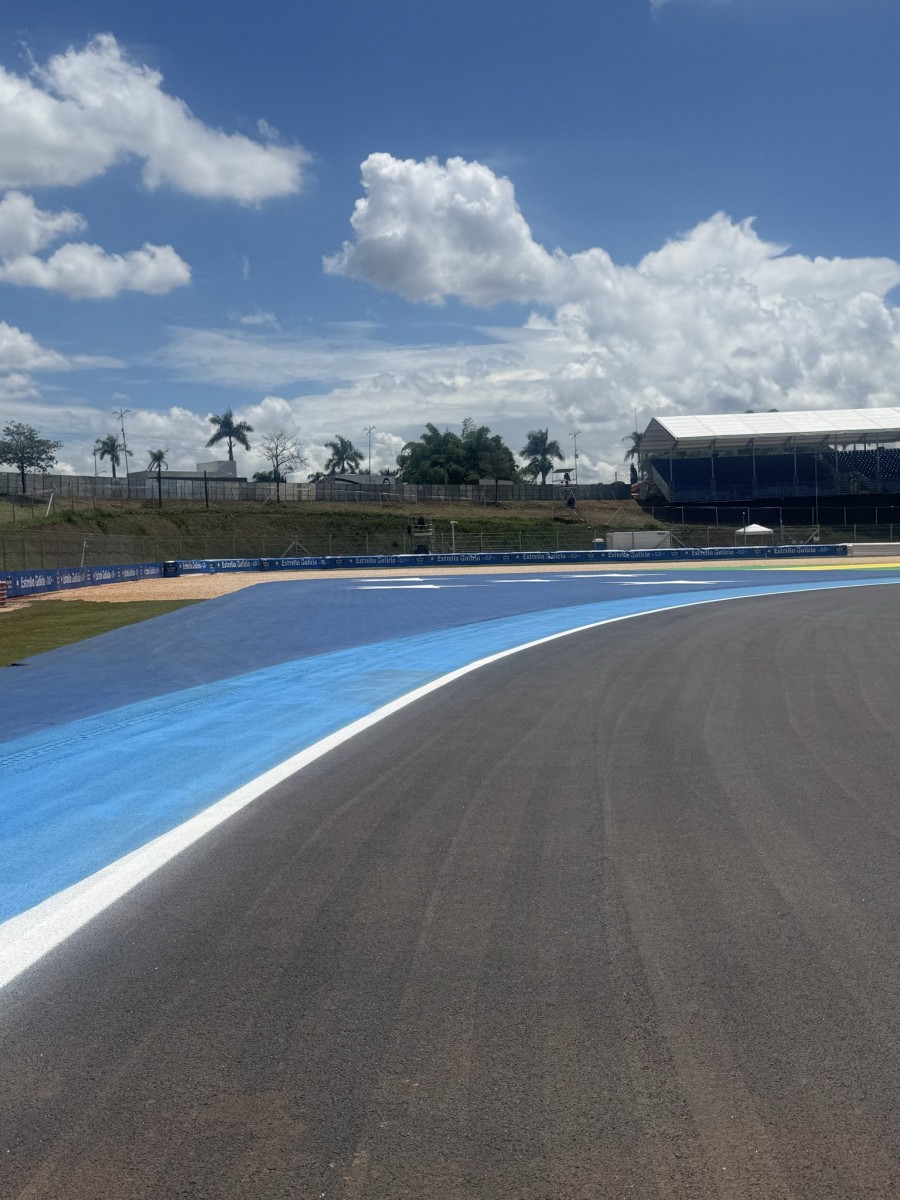 Зона безопасности Т1 после 994-метровой прямой на автодроме им. Айртона Сенны