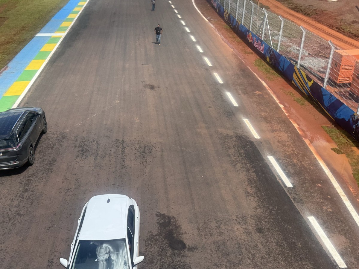 Грязь на главной прямой автодрома им. Айртона Сенны