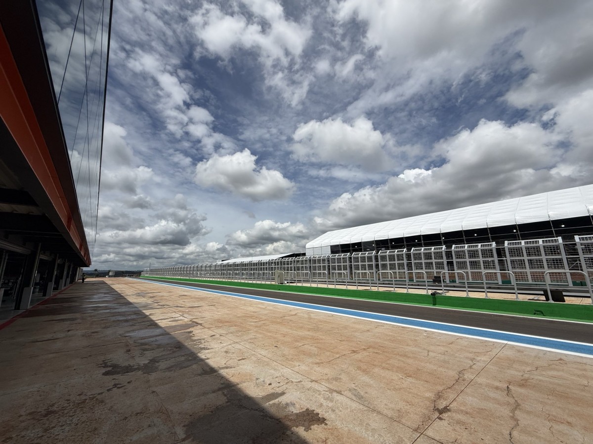 Вид на пит-лейн