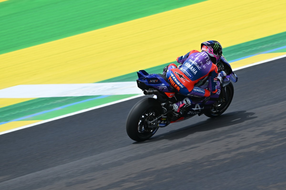 Джек Миллер на Yamaha V4 в группе лидеров FP1