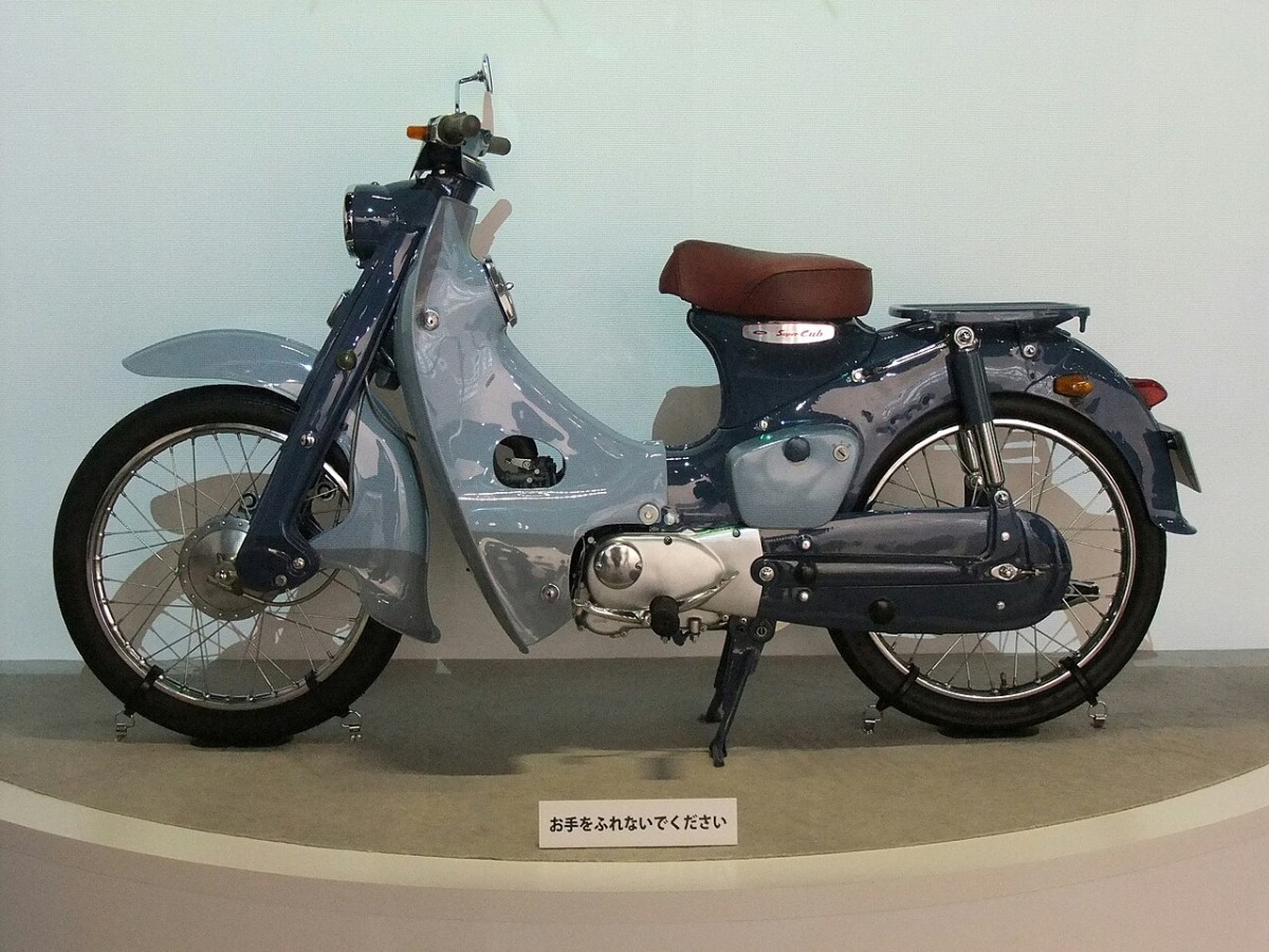 Первый Honda Super Cub (музей Honda Collection Hall в Мотеги)