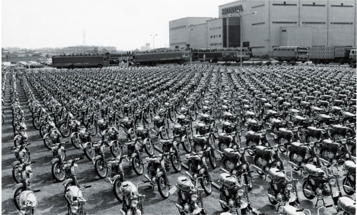 В 1960 понадобилось очень много Honda Super Cub!