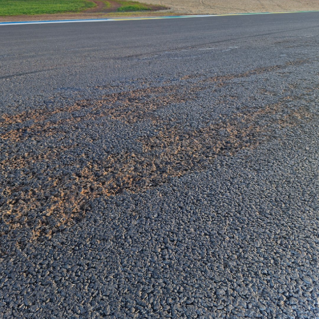 Активное разрушение асфальта в третьем секторе (Т11 и Т12)