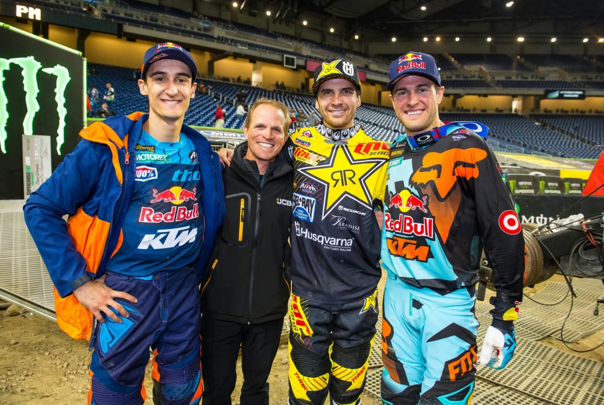 Тренер звезд AMA Supercross Алдон Бейкер со своими подопечными, в том числе, Данджи