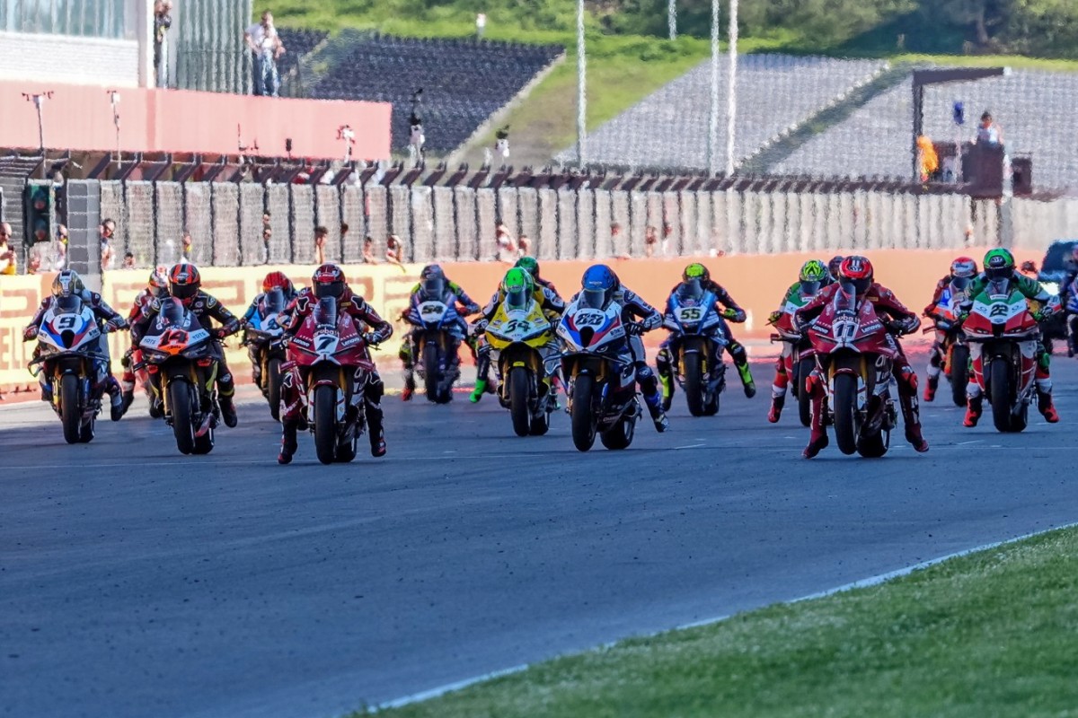 Старт субботней гонки WorldSBK в Портимао