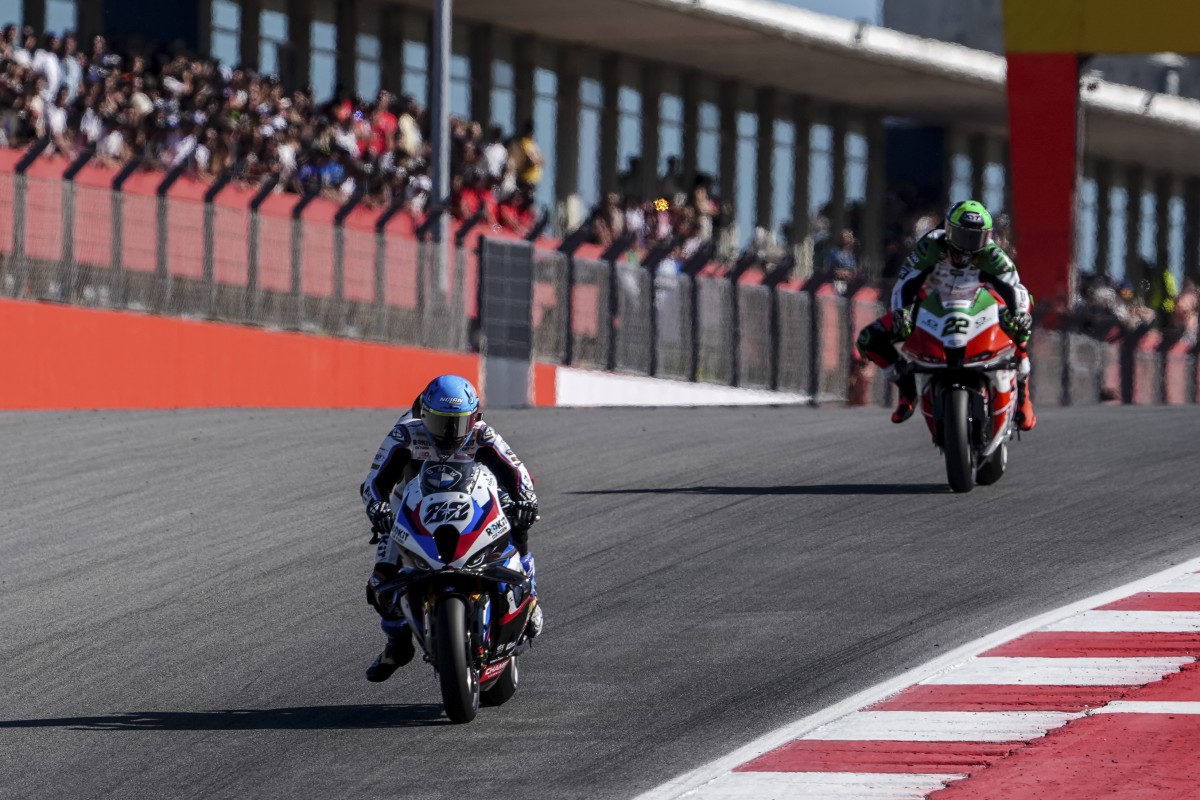 Оливера успешно сдерживает атаки Алекса Лоуса в схватке за подиум WorldSBK в Портимао