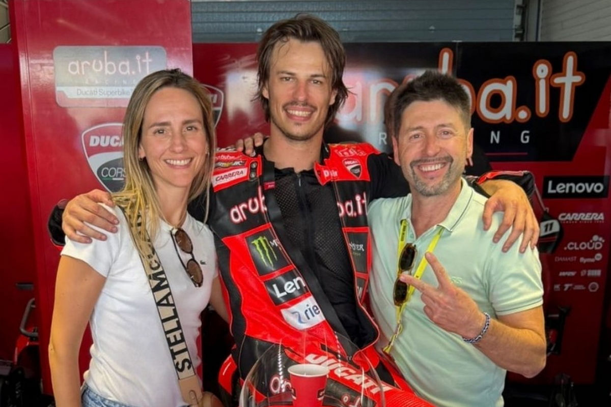 Николо Булега со своем менеджером Мартинелли: шанс на переход в MotoGP еще есть