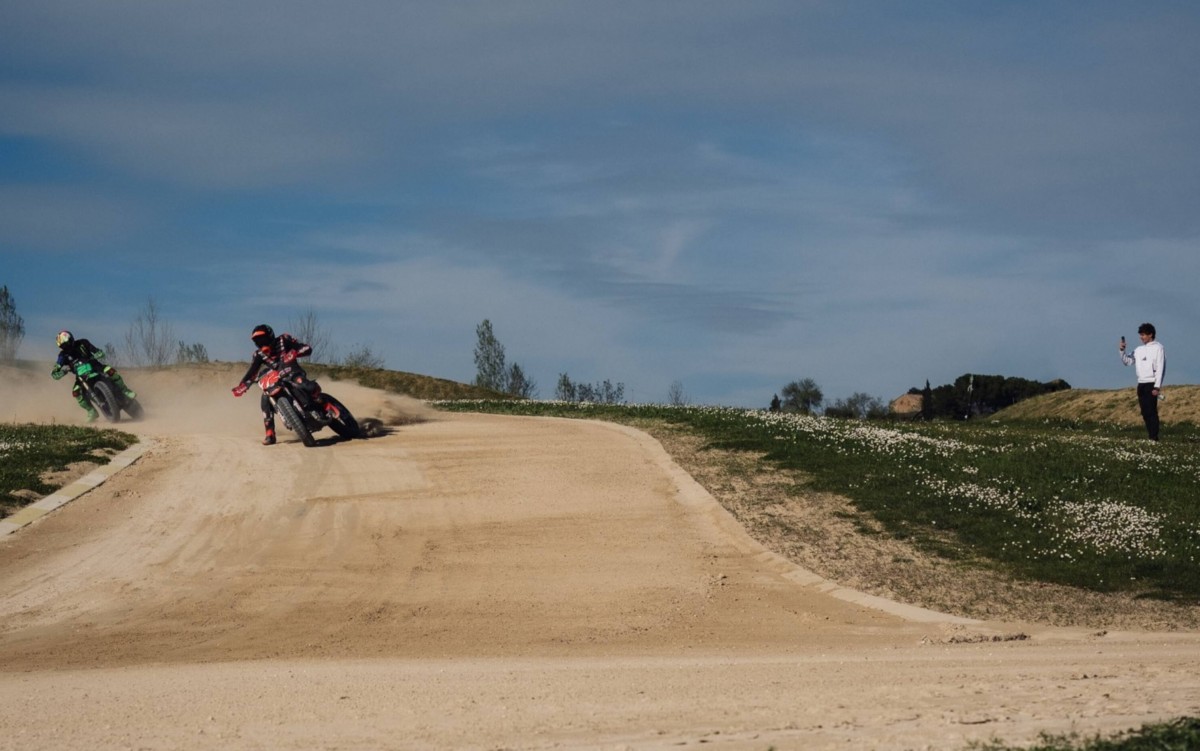 Кими Антонелли наблюдает за тренировкой Марко Беццекки и Франко Морбиделли на Ранчо у Росси