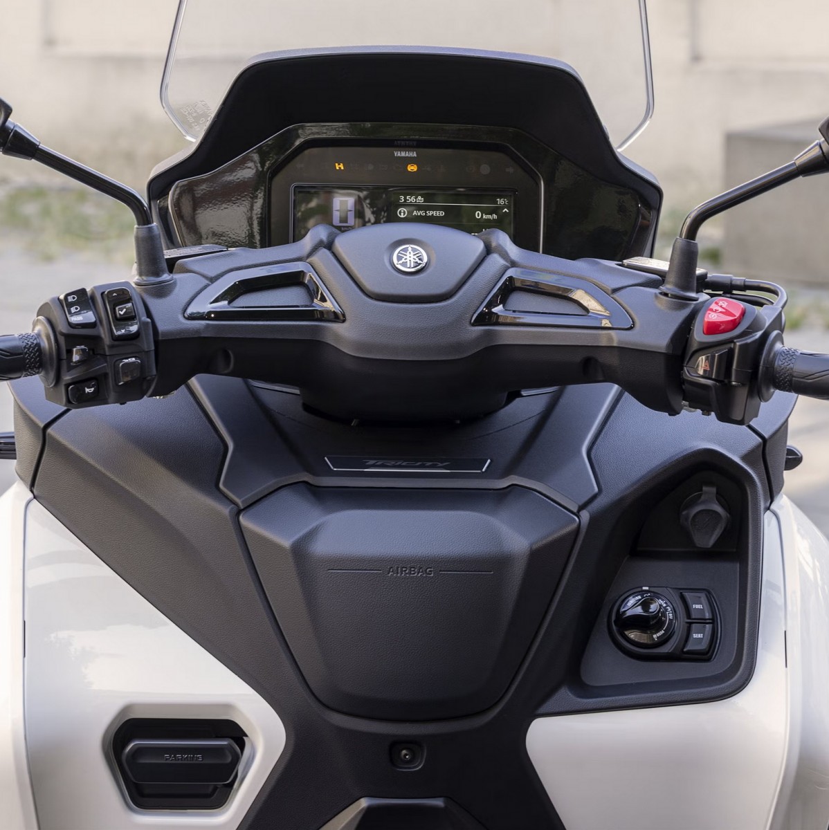 Серийная модель Yamaha Tricity 300 с подушкой безопасности