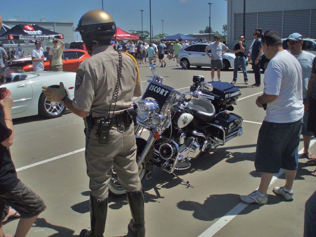 Эскортная модель Harley-Davidson Road King на службе полиции в Калифорнии