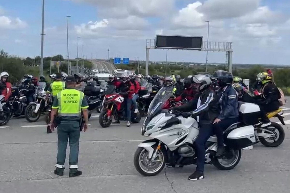 Дорожная полиция фильтрует трафик на Circuito de Jerez