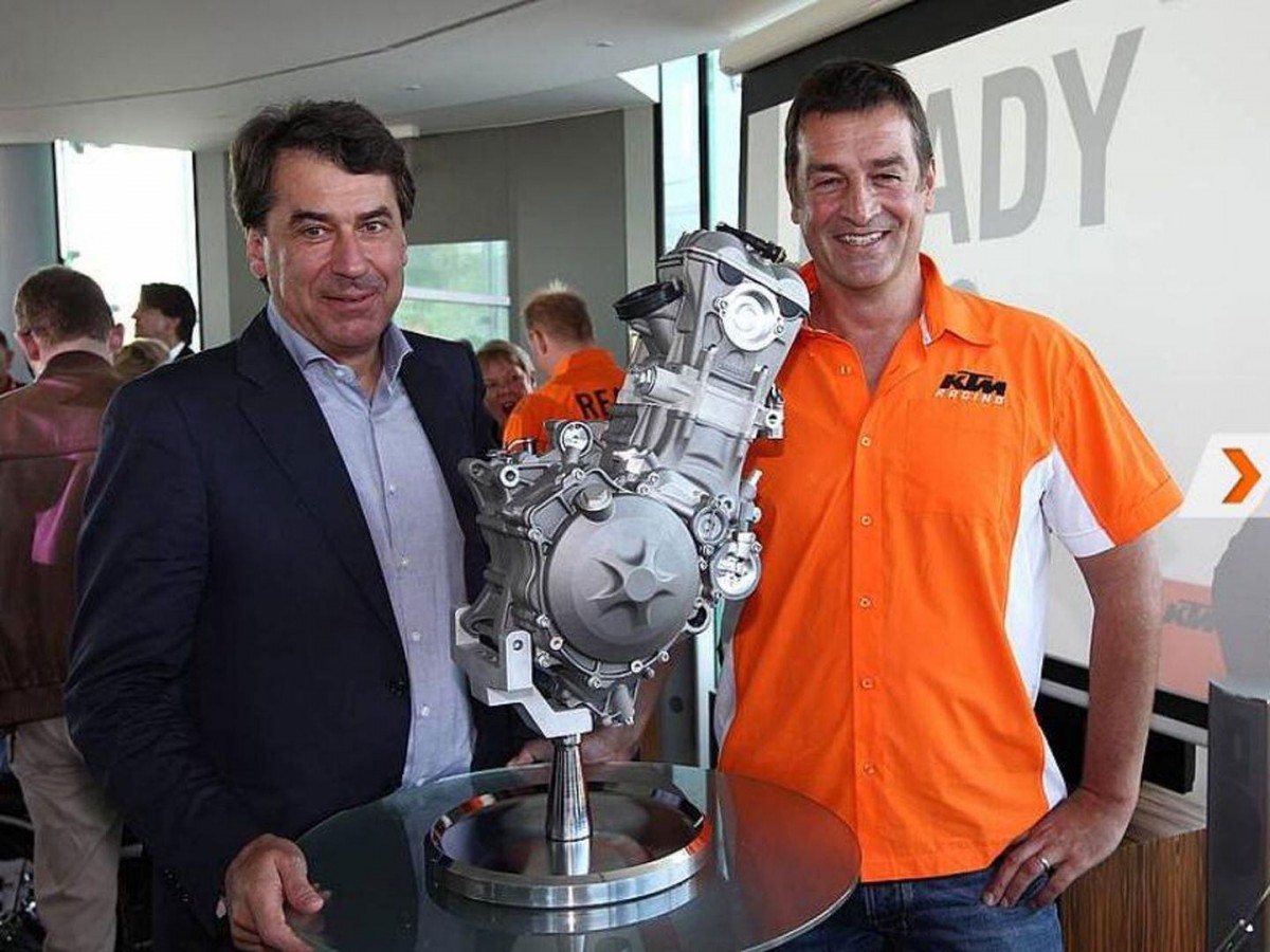 Босс KTM Штефан Пирер и Курт Триб представляют мотор KTM RC250RW (лето 2011 года)
