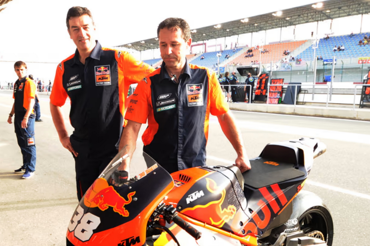 Курт Триб и его детище, прототип KTM RC16 (номер Брадли Смита, MotoGP 2017)