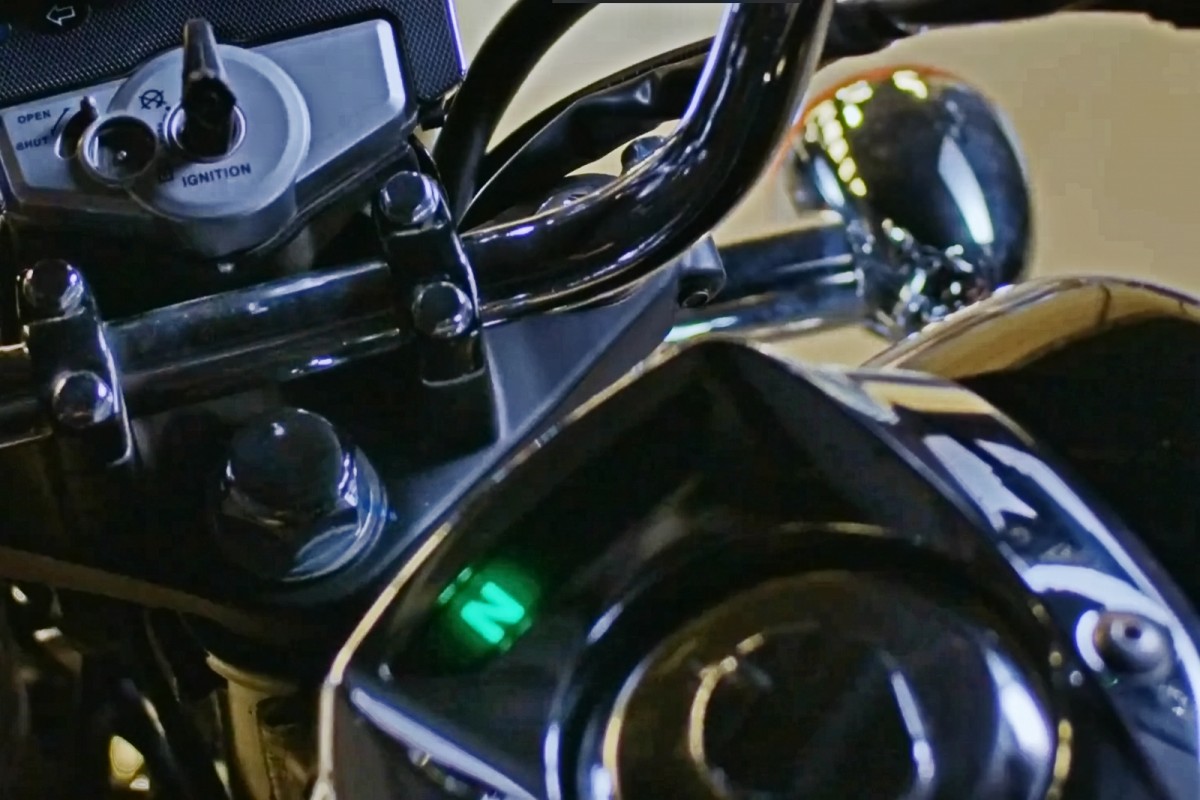 Индикатор передачи у Honda Shadow 150 расположен на бензобаке