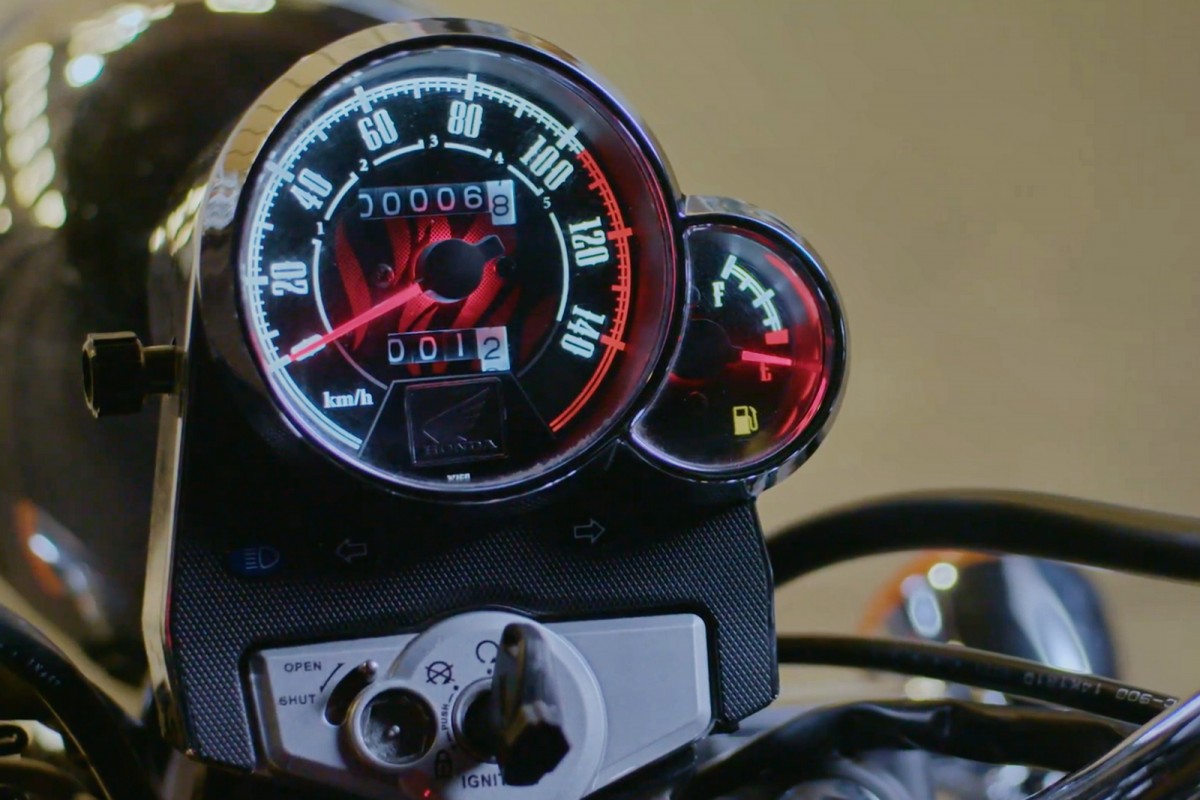 Архаичная полностью аналоговая приборная панель Honda Shadow 150