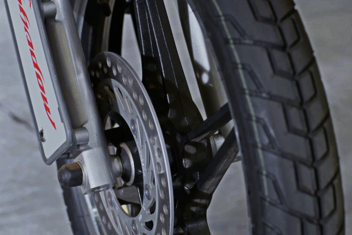 У Honda Shadow 150 дисковый тормоз на переднем колесе