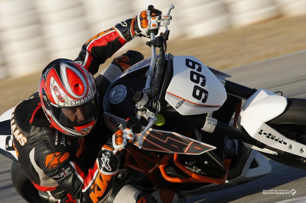 Джереми МакВильямс на тестах KTM 690 Duke (2012) в Хересе