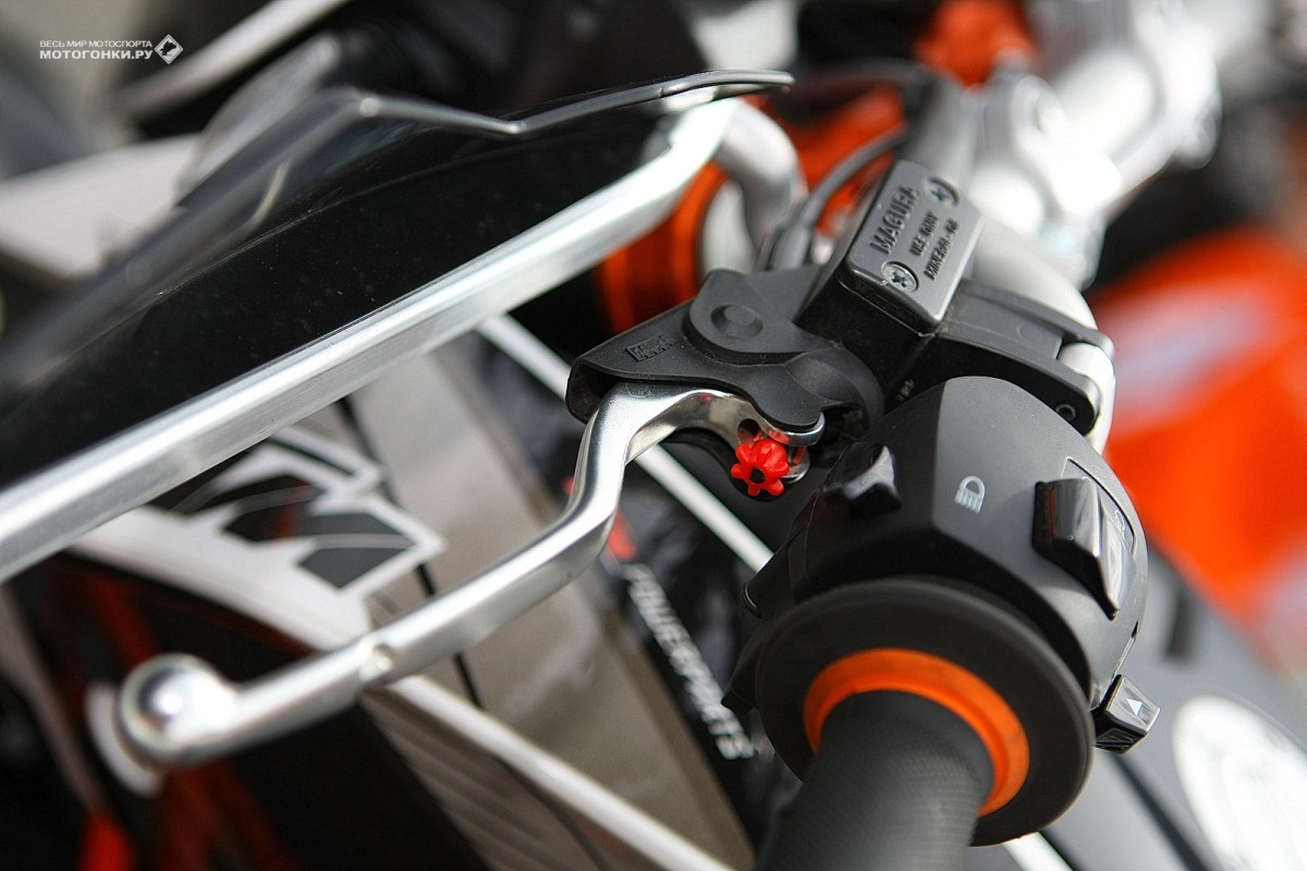 KTM 690 Duke (2012): как у трековой, так и у дорожной версии навеска от Magura