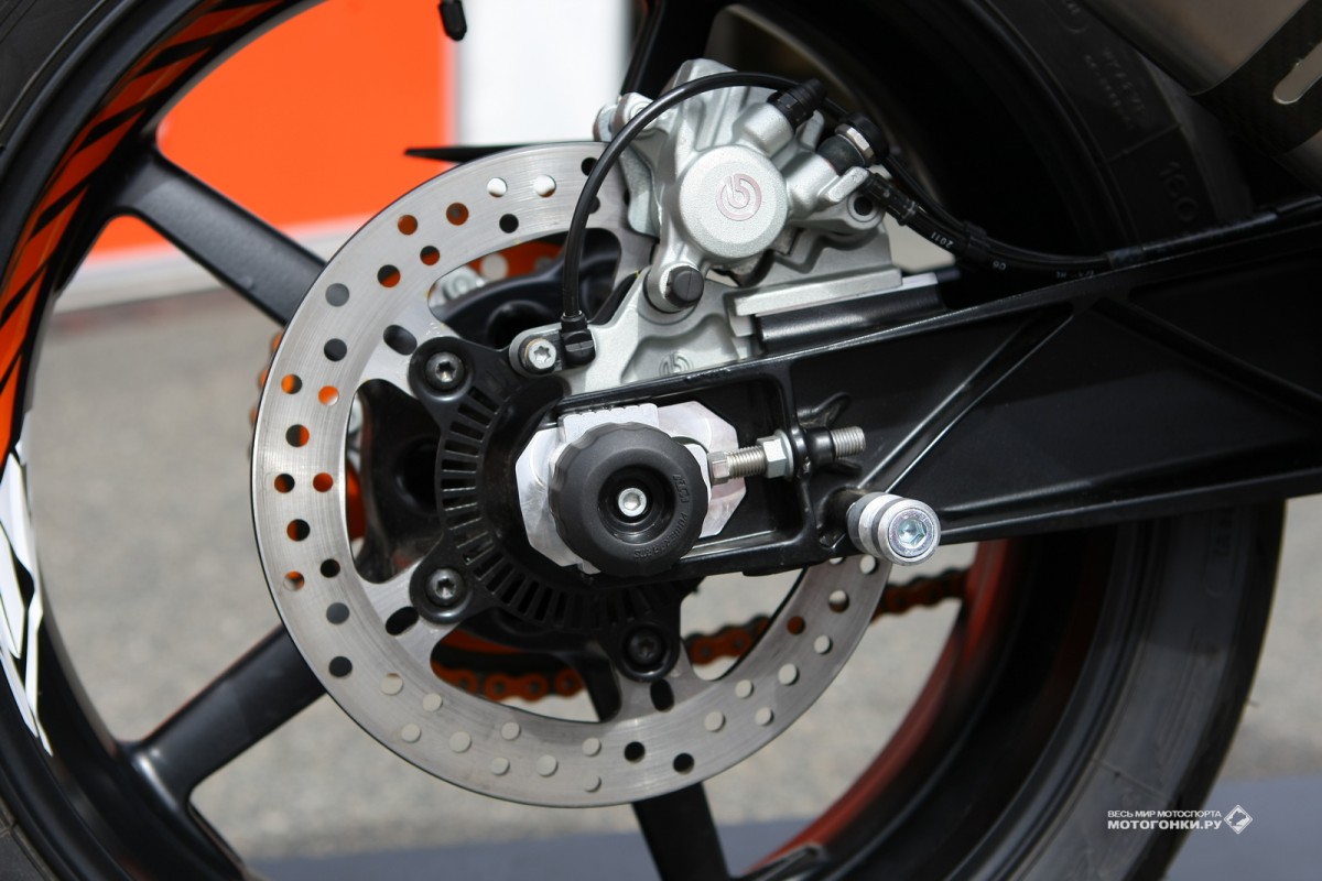KTM 690 Duke (2012) - тормоза Brembo и шины Pirelli в базе