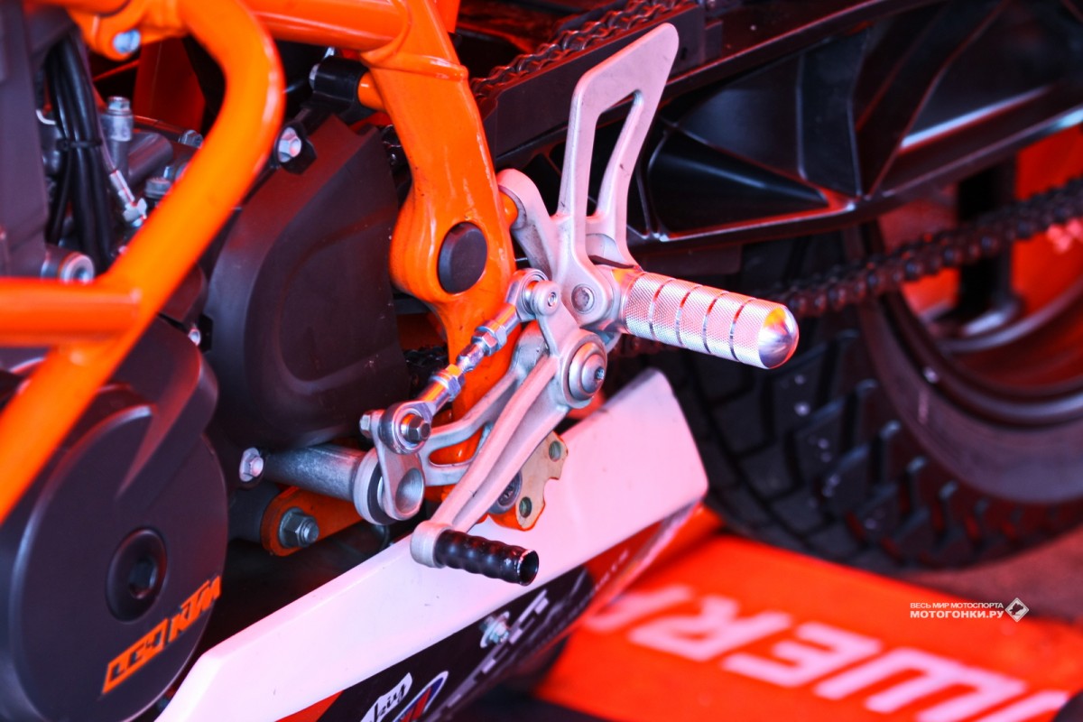 На трековой версии KTM 690 Duke сложнее всего было - приноровиться к перевернутой КПП