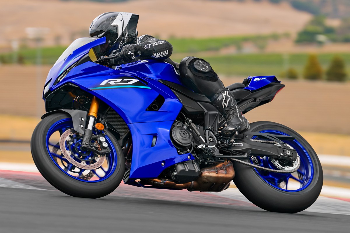 Спортбайк Yamaha R7 (2026) нуждается в максимально точном рулении на гоночном треке