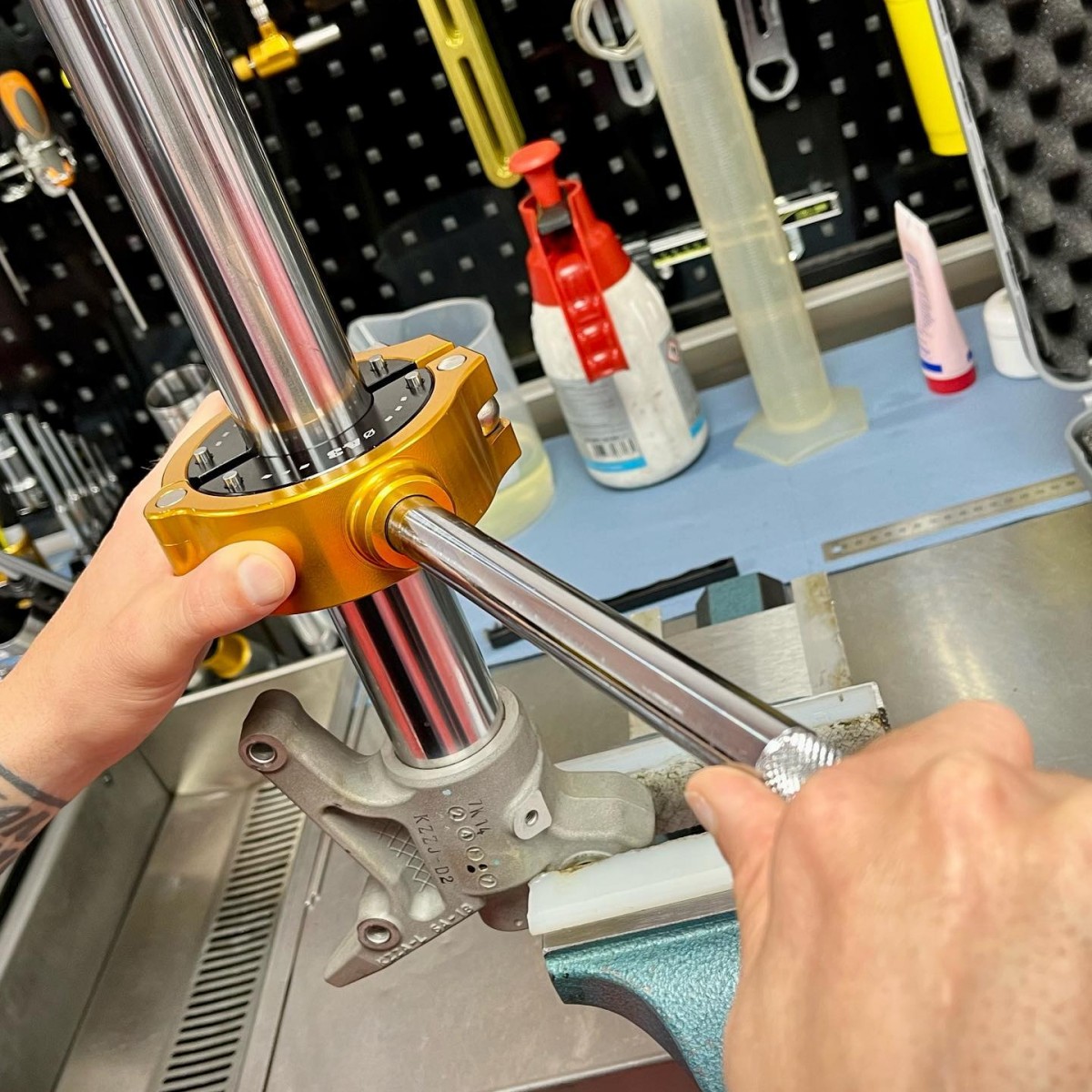 Для работы с вилками перевернутого типа требуется специнструмент