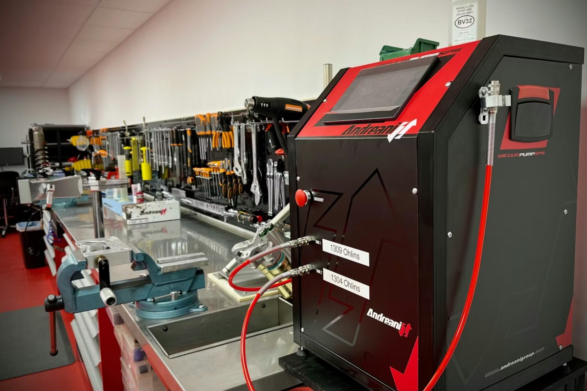 Для сервисного обслуживания современной подвески мотоциклов требуется много оборудования