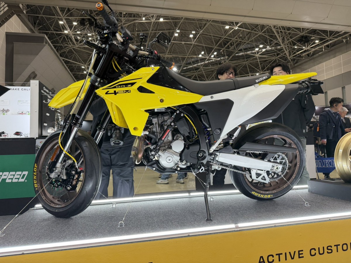 Новый Suzuki DR-Z 4 SM нуждается очень точном рулении, поэтому - вилка-перевертыш!