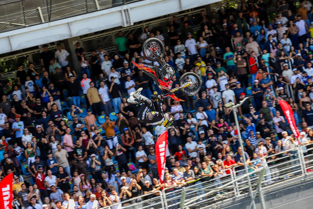 Шоу-программа в Интерлагосе перед полными трибунами