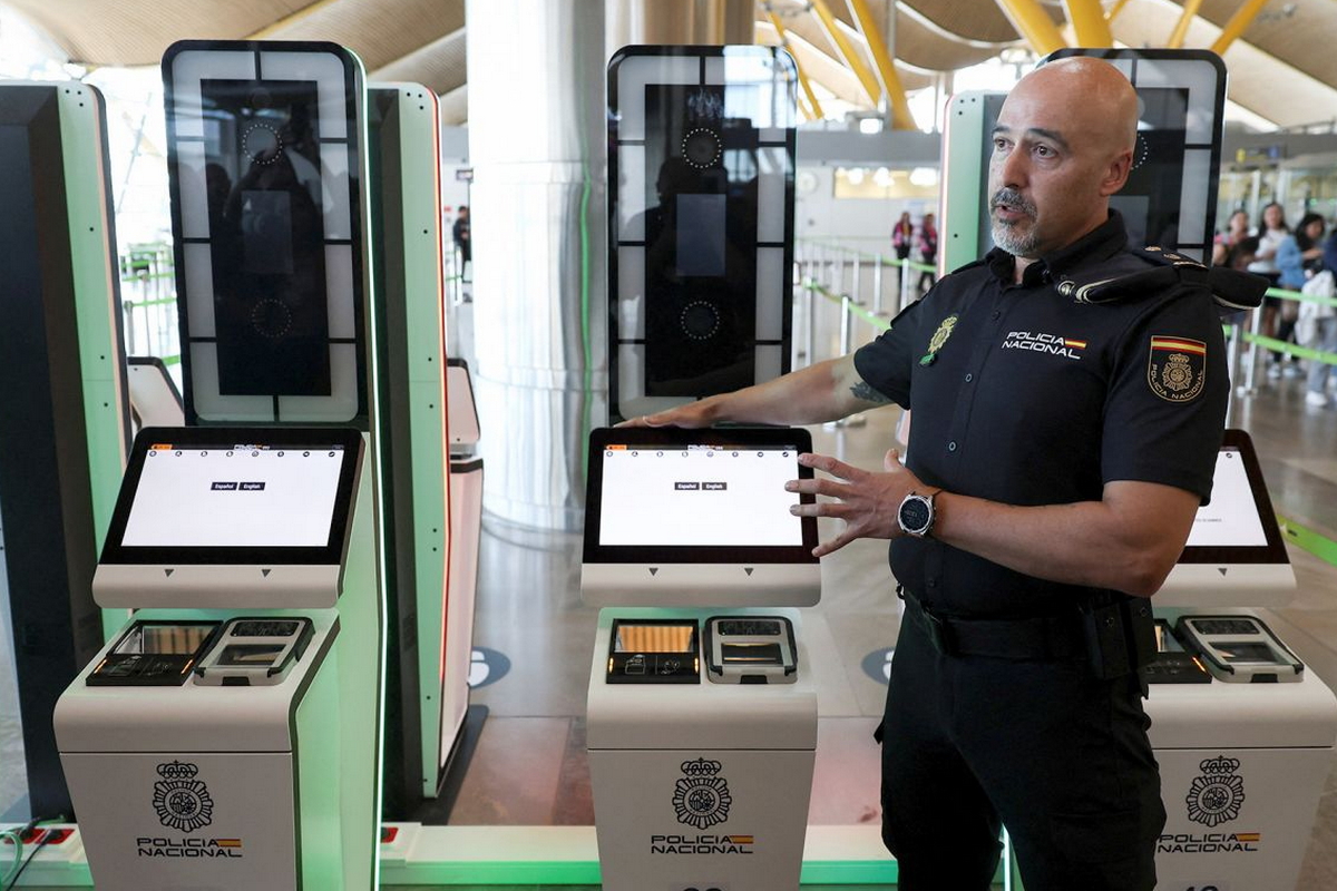 Офицер испанского погранконтроля объясняет работу системы EES