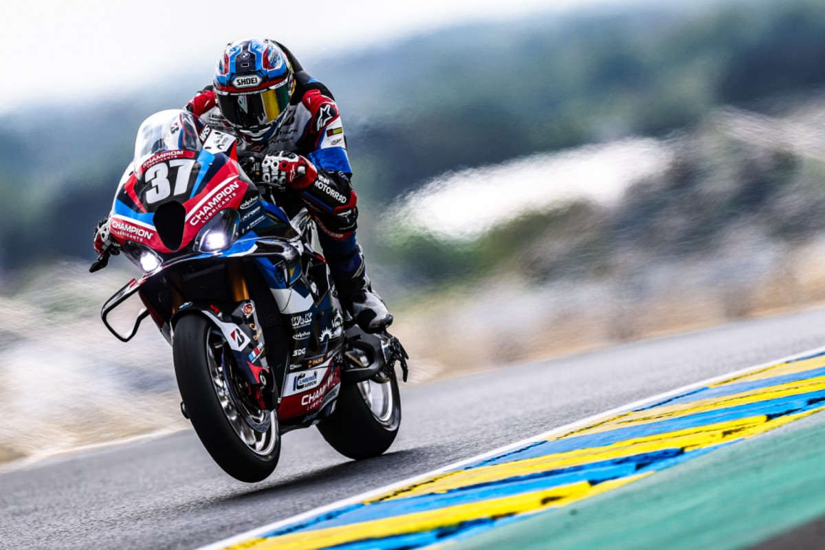 BMW Motorrad World Endurance Team взяла первые 10 бонусных баллов за лидерство на 8 часе гонки