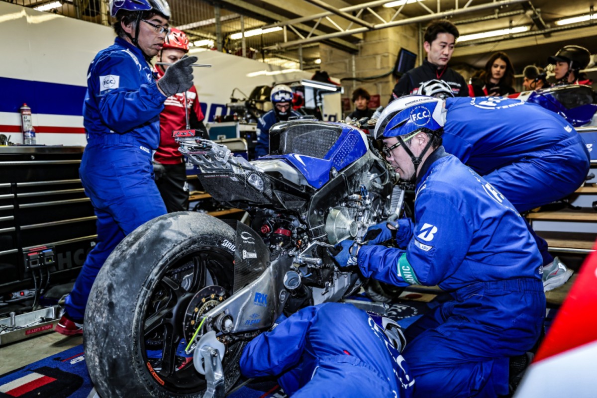 Битва механиков F.C.C. TSR Honda за возвращение в гонку