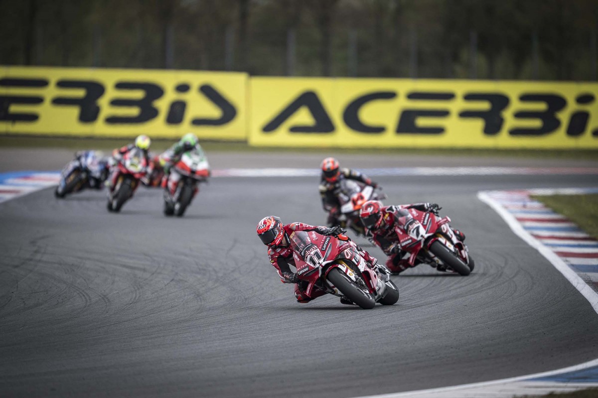 Ducati празднует тройной дубль - в субботу, на Superpole Race и в воскресенье