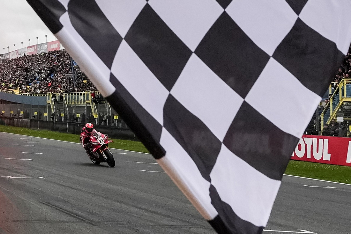 Ducati празднует тройной дубль - в субботу, на Superpole Race и в воскресенье