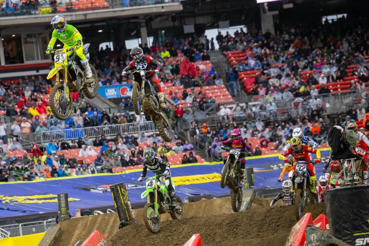 Кен Рокцен возглавляет третий заезд в Кливленде