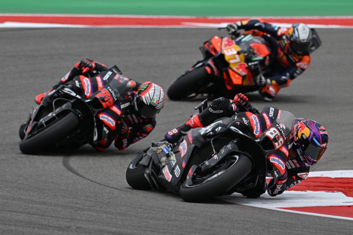 Хорхе Мартин и Марко Беццекки убегают от Педро Акосты на Circuit of the Americas