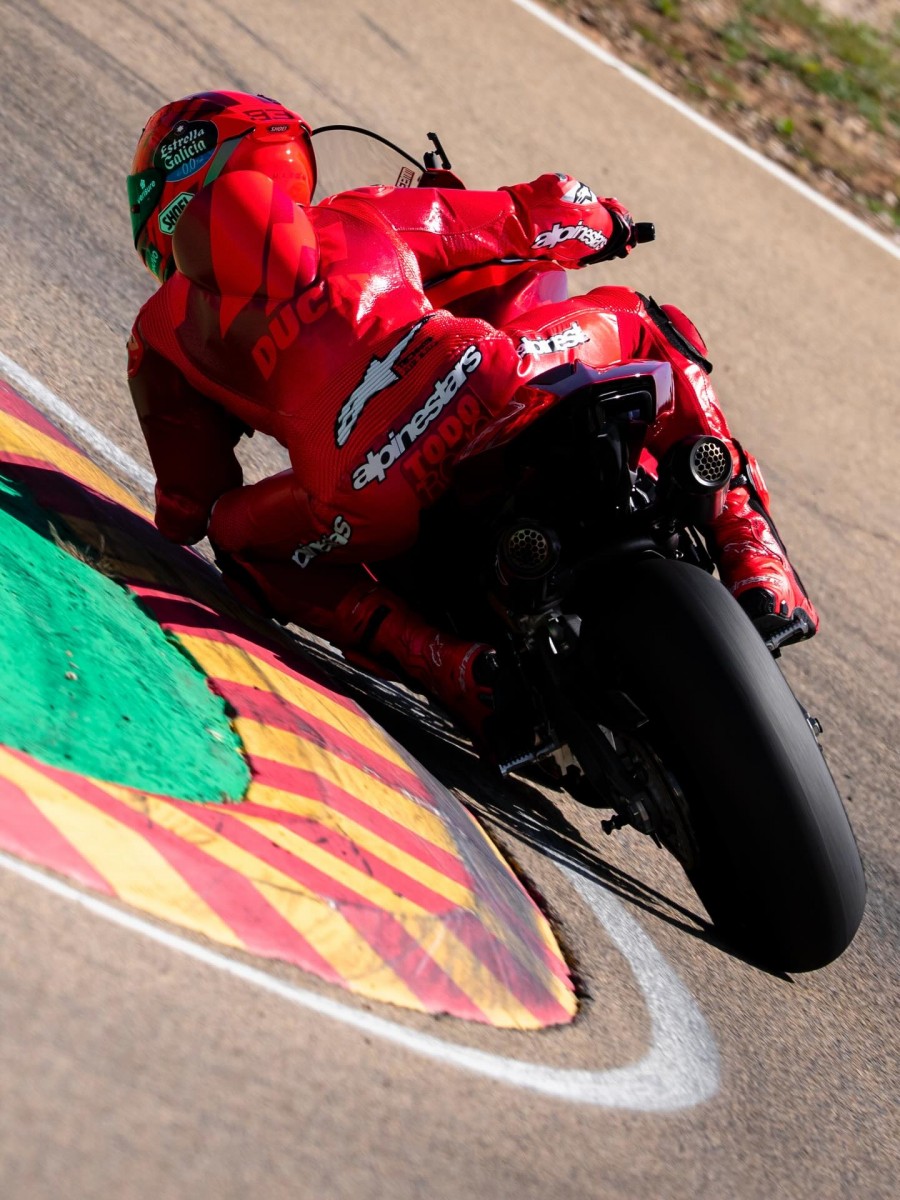 Марк Маркес тренируется на своем Ducati V2