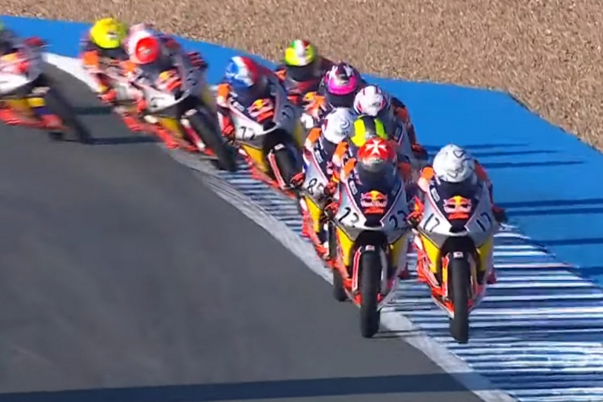 Ярослав Карпушин (№17) - лидер гонки