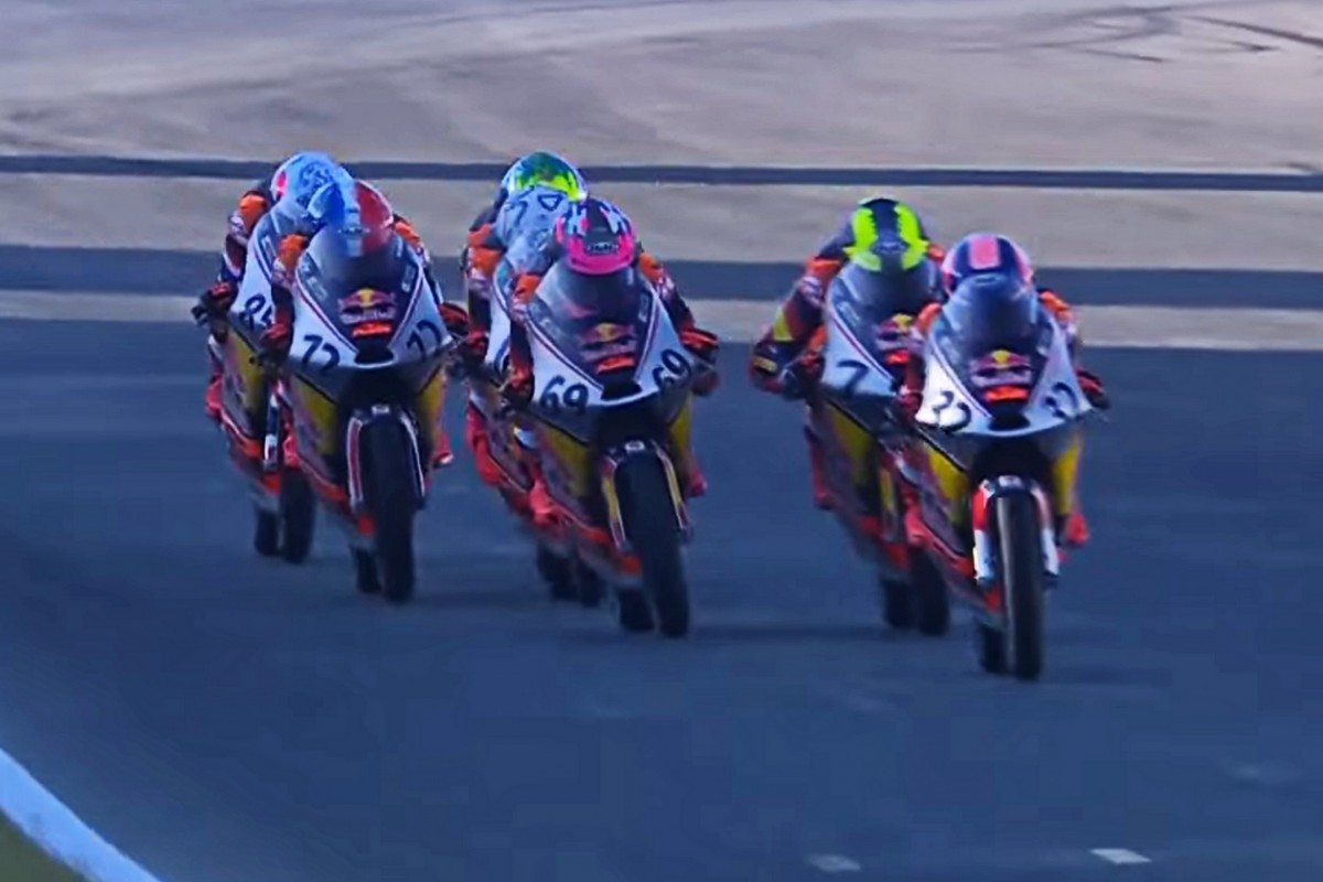 Группа лидеров воскресной гонки Red Bull Rookies Cup в Херсе