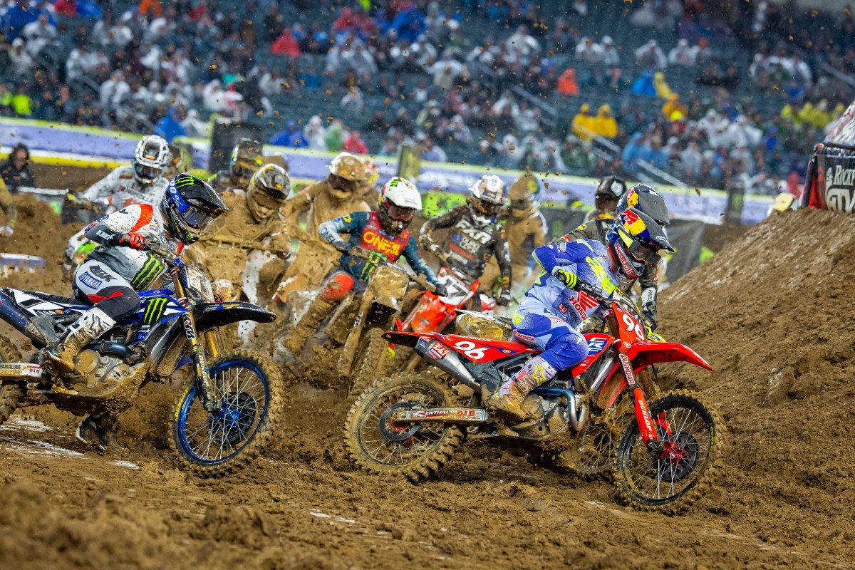 Старт главной гонки 15 этапа AMA Supercross 450SX