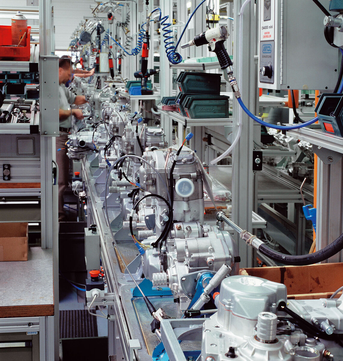 Ручная сборка моторов KTM на заводе в Маттигхофене